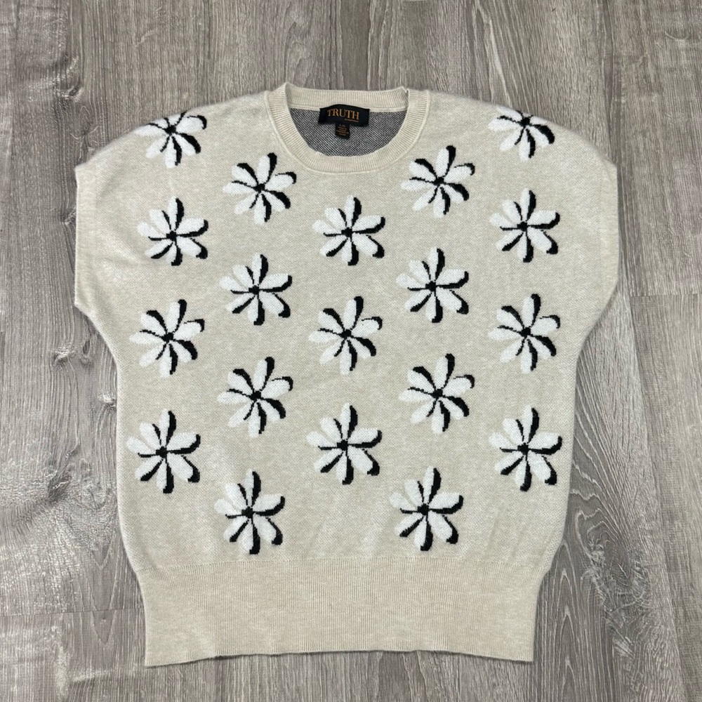TRUTH by Republic Black & White floral Patterned sweater Size Large w cap sleeve